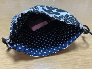 裏地にドット柄を使っているというのが分かる画像。 チューナーケースを入れても余裕のある広さが分かるように撮影しています。