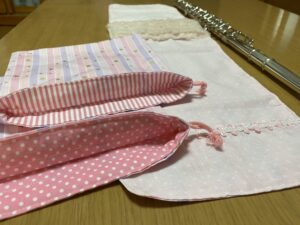 ピンク系フルートマットの画像、チューナー入れは２種類の柄が分かるように撮影しました。