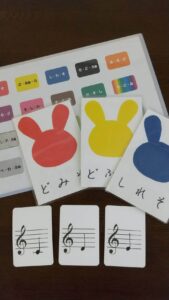 泉南市にあるKピアノ教室で実際に使われている音符カードを並べています。