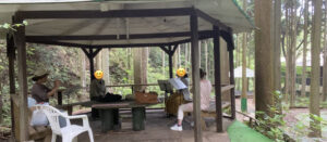 貝塚市のそぶらの森のレストランの公園の中で友達４人でフルートアンサンブルをしている時の画像